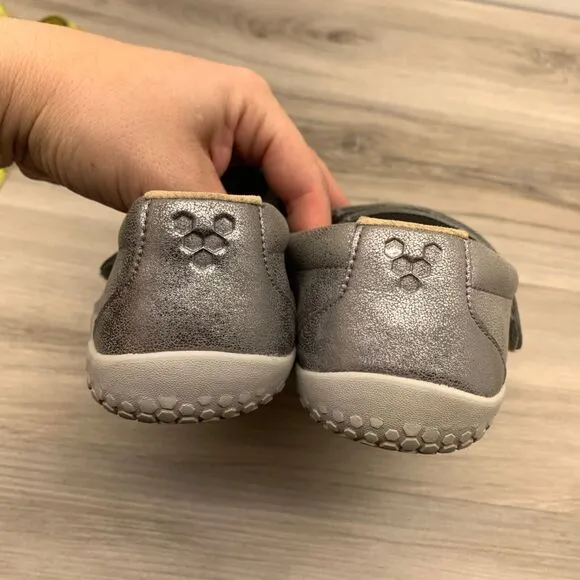Vivobarefoot Girl's Wyn Junior's Classic School Shoes, Silver, 38 EU US 6
