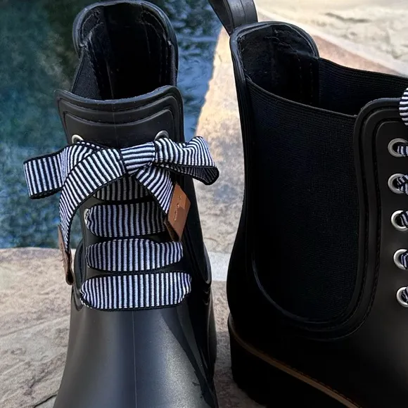 Women’s Bernardo Zina Rain Boots,Navy Lace up ankle size 9