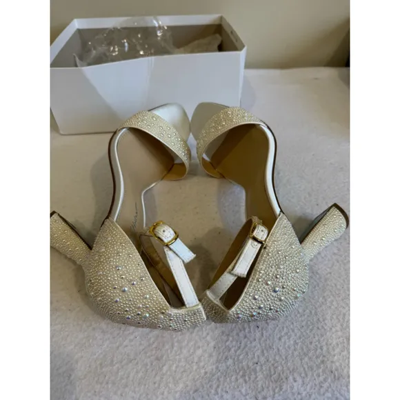 Women's Betsey Johnson Dani Pearl flare heeled ankle strap sandals Size 10