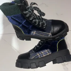 WOMENS BLACK and GREEN PLAID COMBAT BOOTS SIZE 9.5 NWB