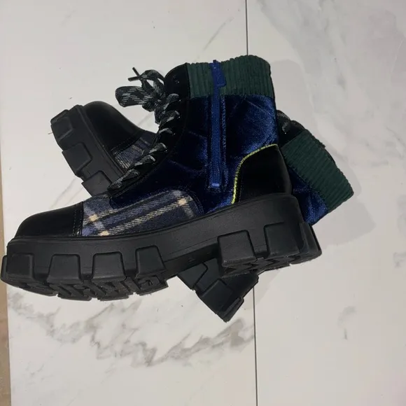 WOMENS BLACK and GREEN PLAID COMBAT BOOTS SIZE 9.5 NWB