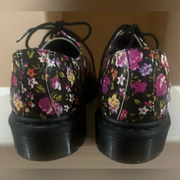 Women’s Dr.  Martens Floral Lace Up Oxford Shoes Women's RARE. Size 6.