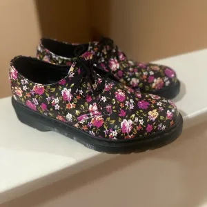 Women’s Dr.  Martens Floral Lace Up Oxford Shoes Women's RARE. Size 6.
