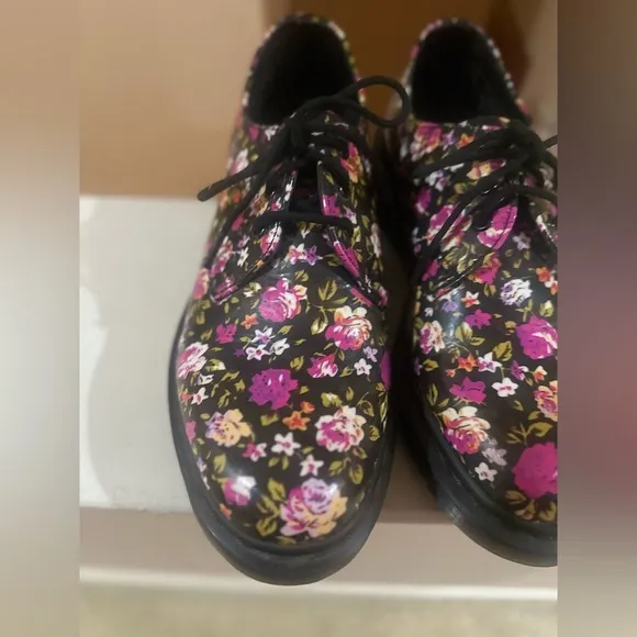 Women’s Dr.  Martens Floral Lace Up Oxford Shoes Women's RARE. Size 6.