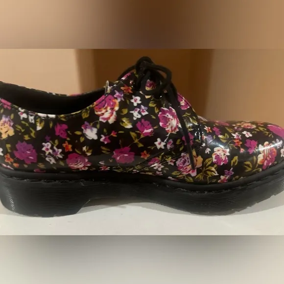 Women’s Dr.  Martens Floral Lace Up Oxford Shoes Women's RARE. Size 6.