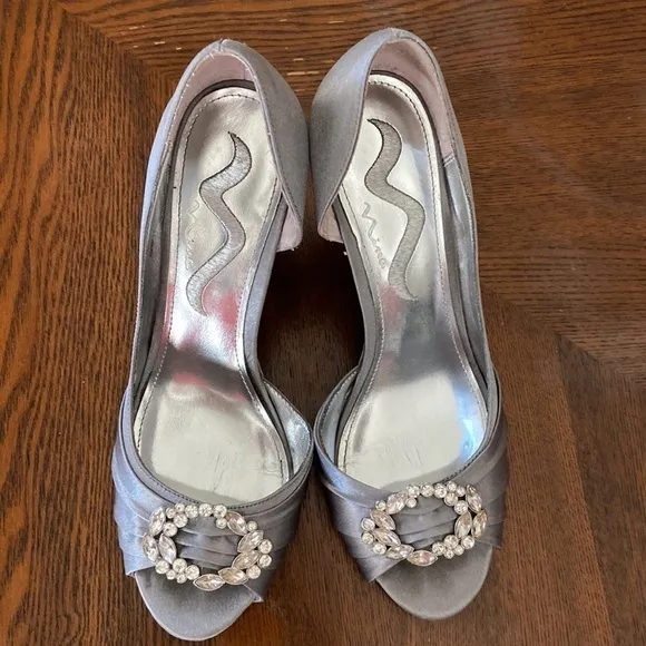 WOMEN’S Nina gray wedges size 8M rhinestones satin
