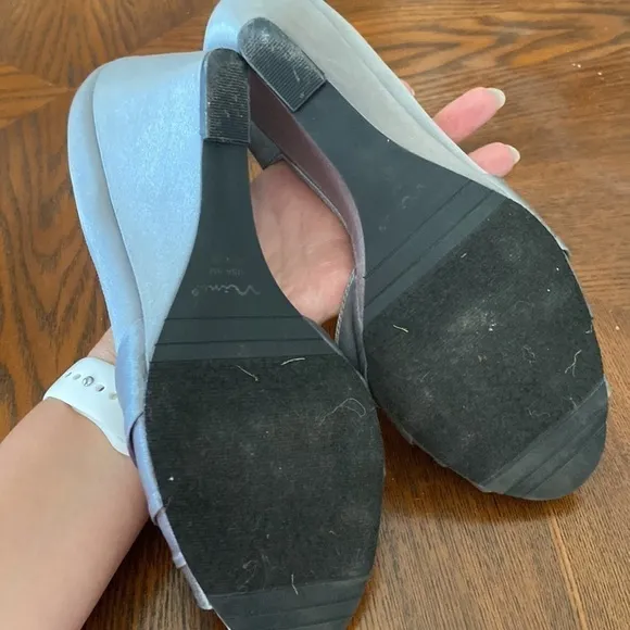WOMEN’S Nina gray wedges size 8M rhinestones satin
