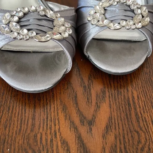 WOMEN’S Nina gray wedges size 8M rhinestones satin
