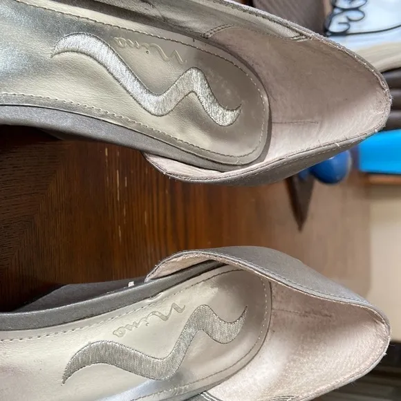 WOMEN’S Nina gray wedges size 8M rhinestones satin