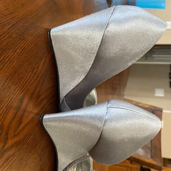 WOMEN’S Nina gray wedges size 8M rhinestones satin