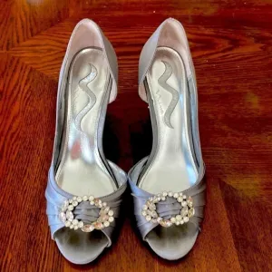 WOMEN’S Nina gray wedges size 8M rhinestones satin