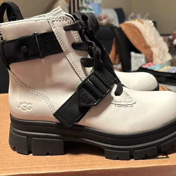 Women’s UGG Ashton Lace-Up Boot White Size 7 BNIB