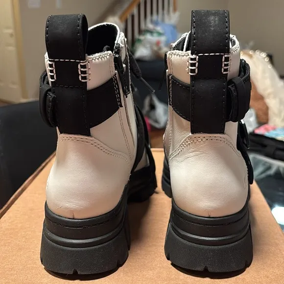 Women’s UGG Ashton Lace-Up Boot White Size 7 BNIB