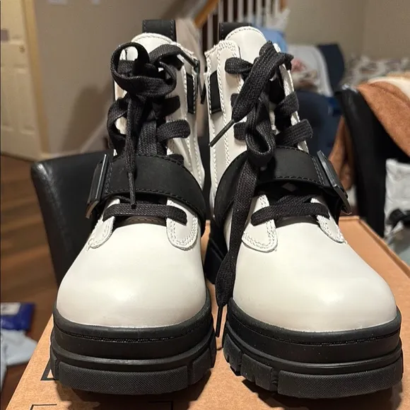 Women’s UGG Ashton Lace-Up Boot White Size 7 BNIB