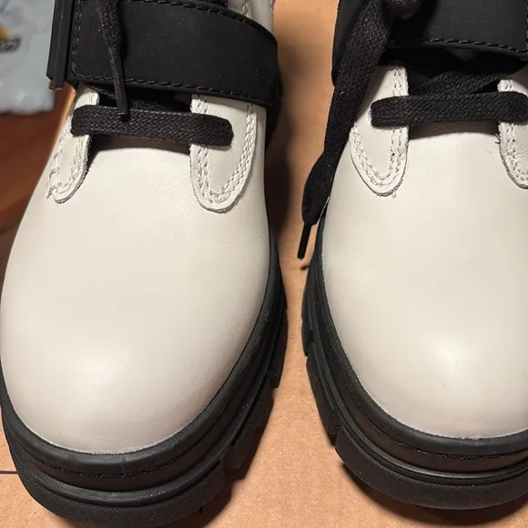 Women’s UGG Ashton Lace-Up Boot White Size 7 BNIB