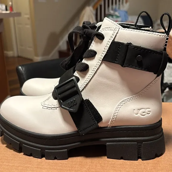 Women’s UGG Ashton Lace-Up Boot White Size 7 BNIB