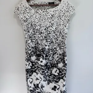 Yeohlee Floral print Sheath Midi Dress Cap Sleeves, Boat Neck, Black &amp; White, 8