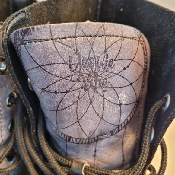 Yes We Vibe Bohemian Wolf Lace-up Combat Boots US Men's 10 / Women's 11.5 Gray