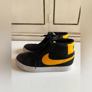Youth Nike SB Zoom Blazer Mid Black University Gold tennis shoes sneakers size 5