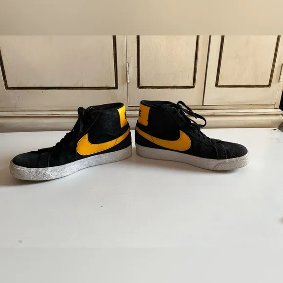 Youth Nike SB Zoom Blazer Mid Black University Gold tennis shoes sneakers size 5