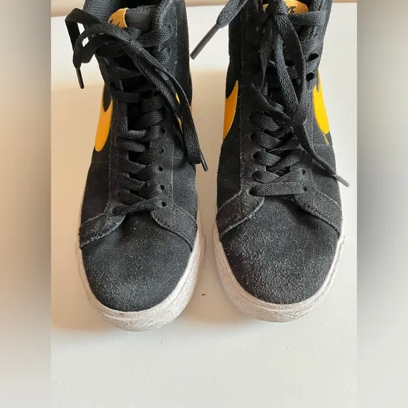 Youth Nike SB Zoom Blazer Mid Black University Gold tennis shoes sneakers size 5