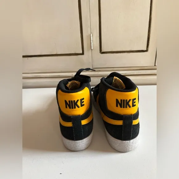 Youth Nike SB Zoom Blazer Mid Black University Gold tennis shoes sneakers size 5